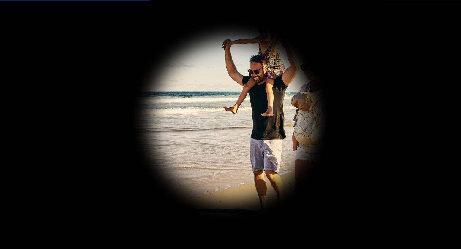 Retinitis pigmentosa: Image of a happy family walking on the beach where only central vision is clear in a circular shape, with the periphery completely blurred out. Retinitis pigmentosa: Image of a happy family walking on the beach where only central vision is clear in a circular shape, with the periphery completely blurred out.